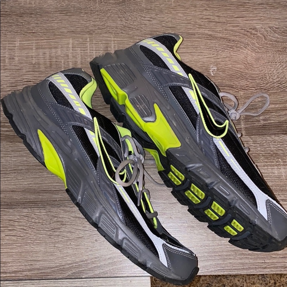 NIKE MENS TENNIS SHOES LIKE BRAND NEW